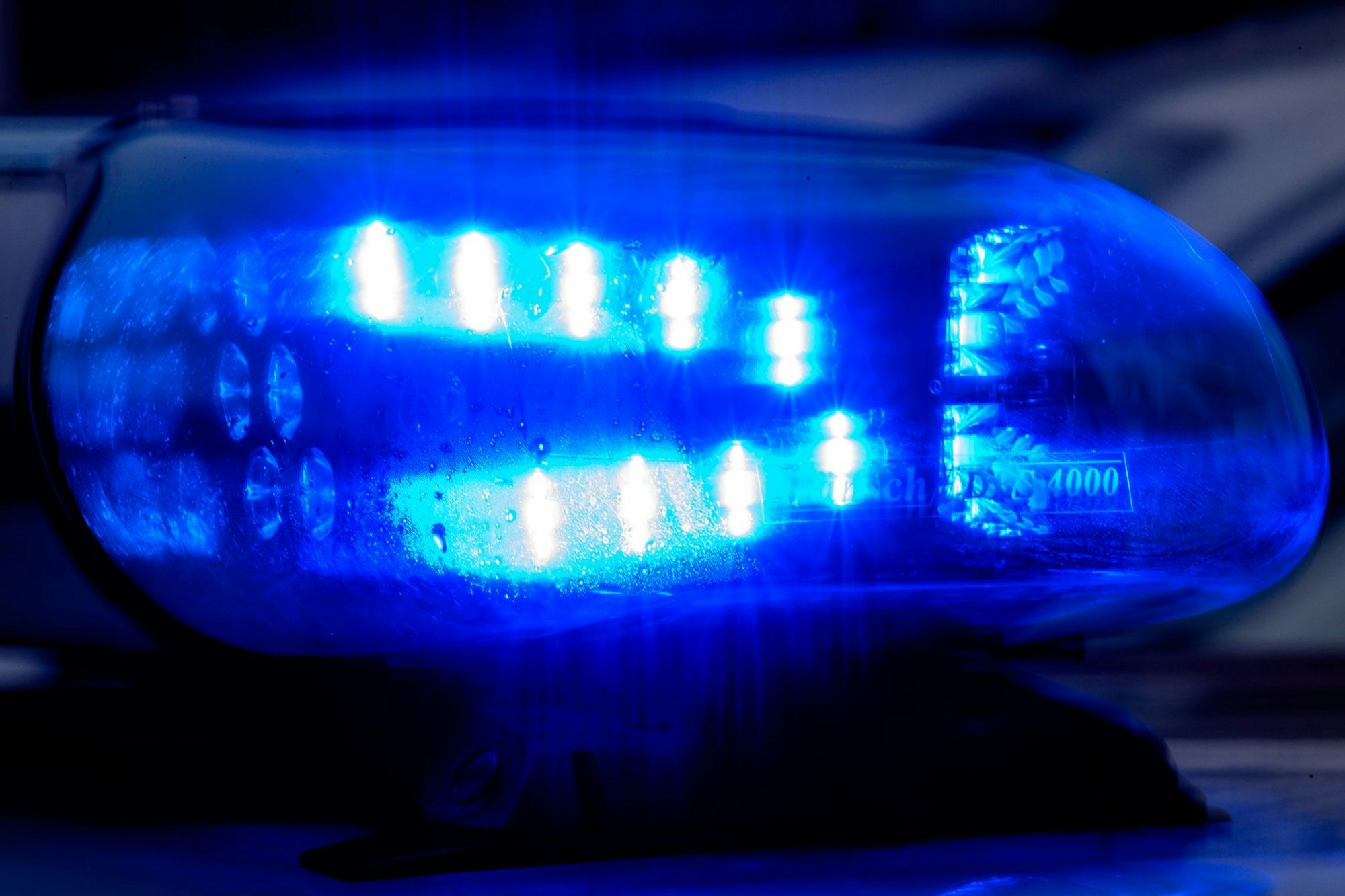 Nach einem Einbruch in ein Bürogebäude in Essen hat eine Polizistin einen Schuss abgefeuert, als ein Auto auf die Beamten zufuhr. (Symbolbild)
