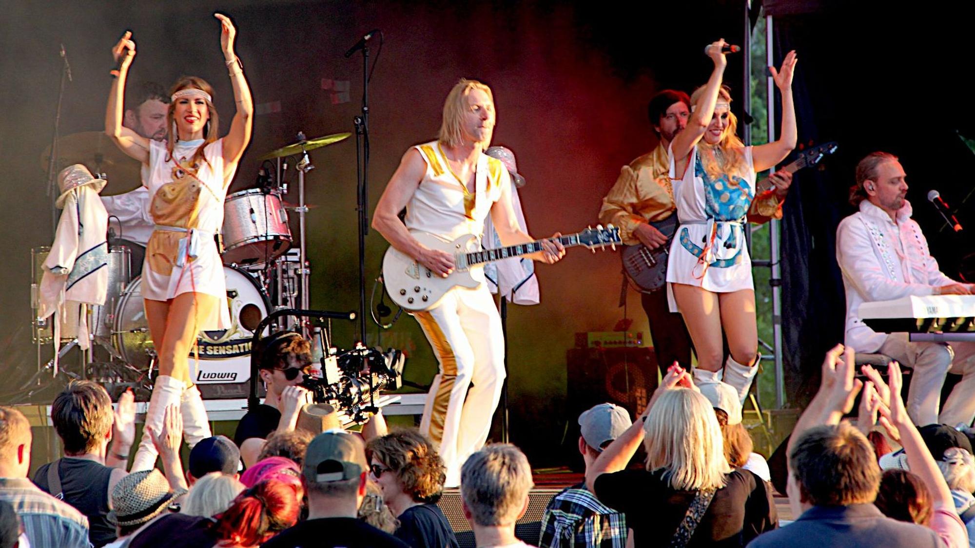 Die Musiker einer Abba-Coverband bei ihrem Auftritt vor dem Kaller Publikum.