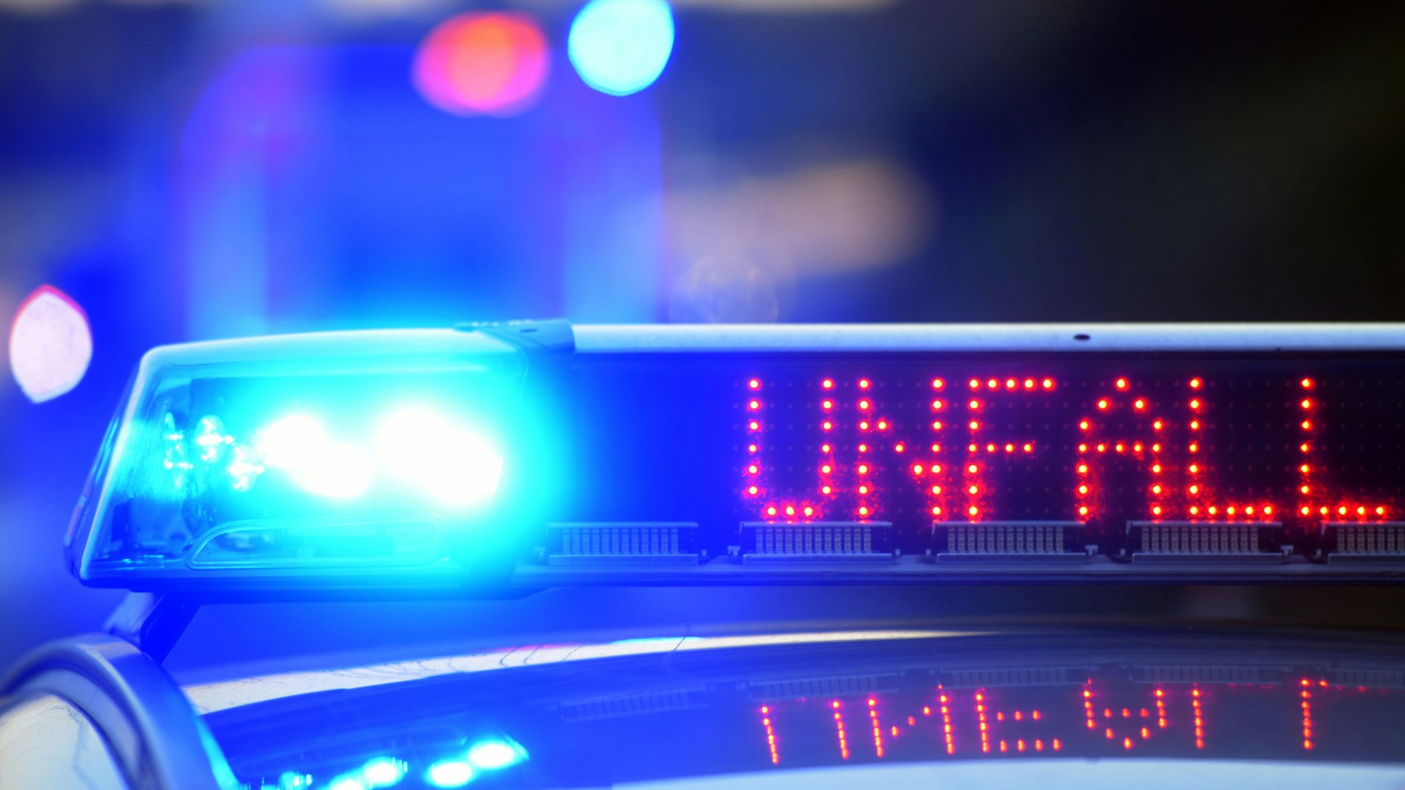 Auf einem Polizeifahrzeug warnt eine Leuchtschrift vor einer Unfallstelle. (Symbolbild)