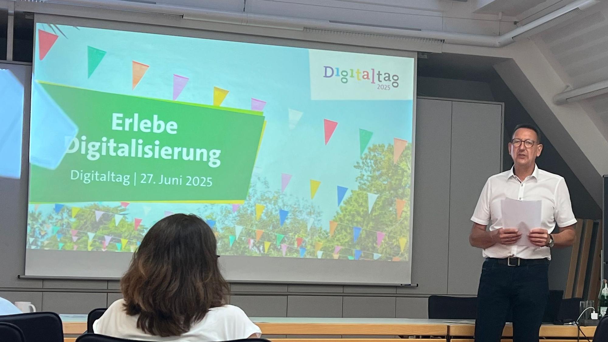 Burscheids Bürgermeister Dirk Runge steht im Sitzungssaal des Rathauses