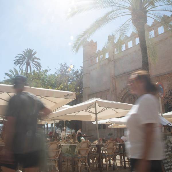 Menschen spazieren in der Innenstadt von Palma auf dem Platz Sa Llotja in Mallorca. Von Ende Mai bis zum kommenden Montag herrscht in Spanien eine frühlingshafte Hitzewelle mit Temperaturen über 40 Grad.