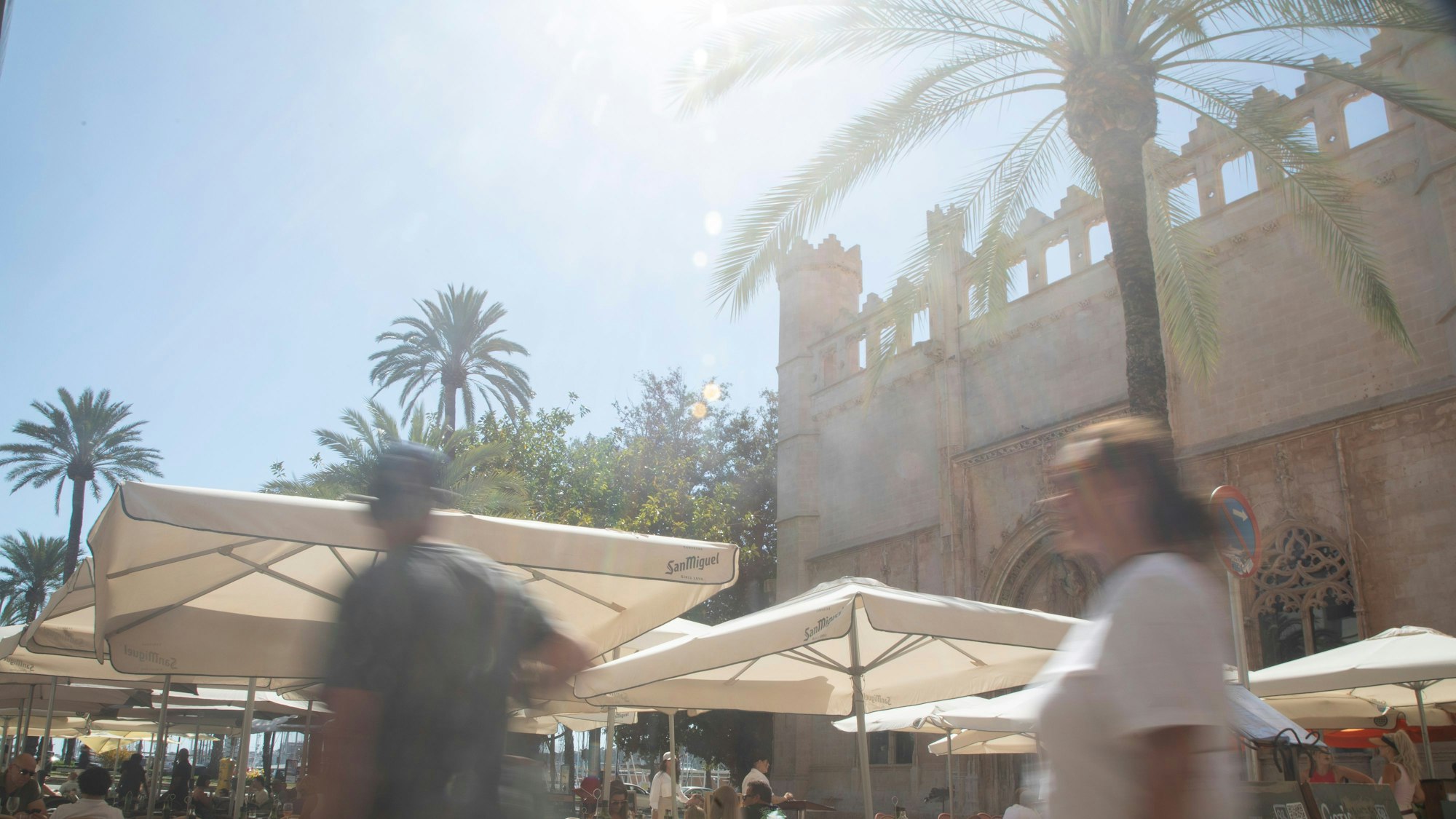 Menschen spazieren in der Innenstadt von Palma auf dem Platz Sa Llotja in Mallorca. Von Ende Mai bis zum kommenden Montag herrscht in Spanien eine frühlingshafte Hitzewelle mit Temperaturen über 40 Grad.