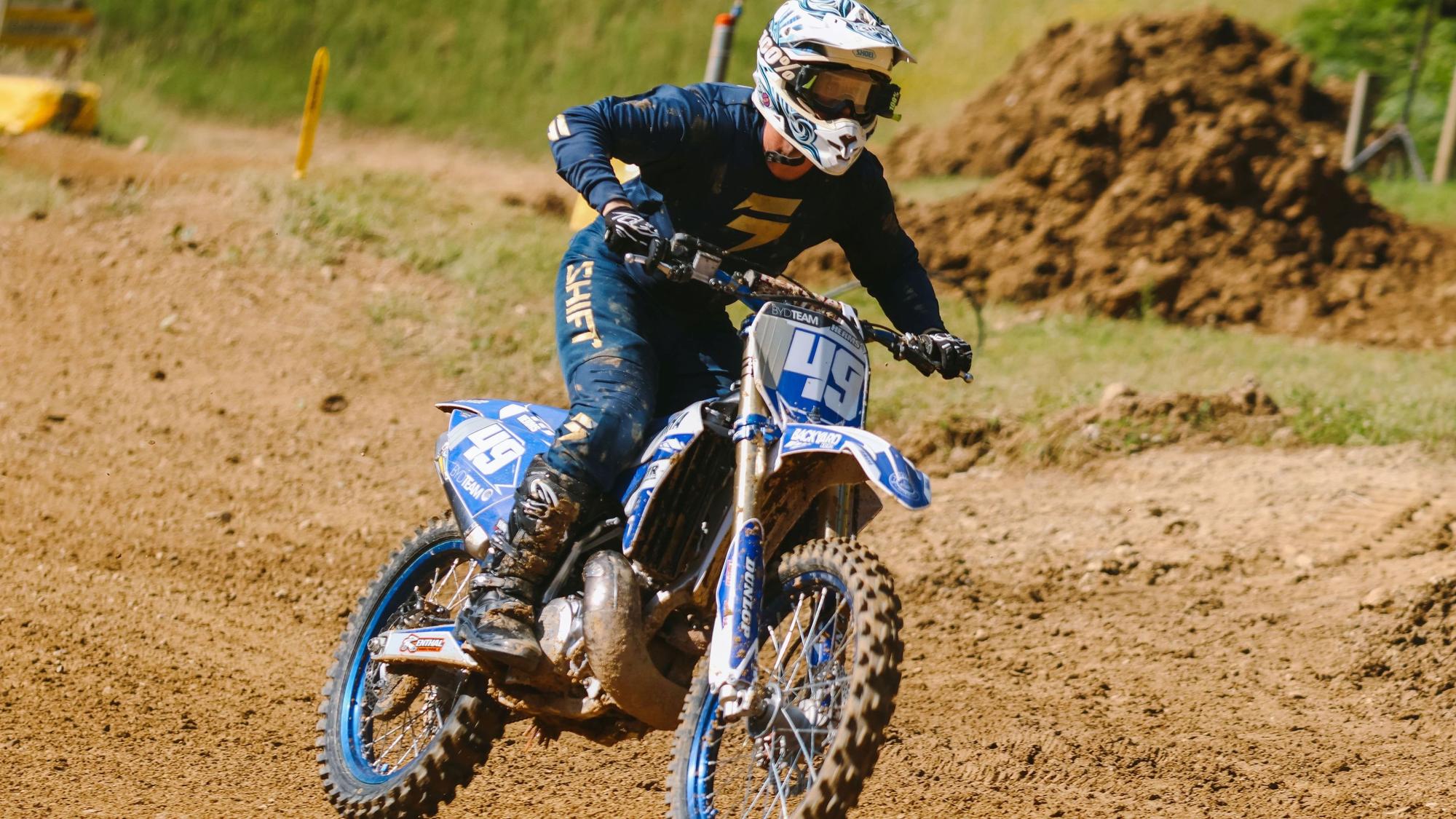 Zu sehen ist ein Motocross-Fahrer auf der Strecke.