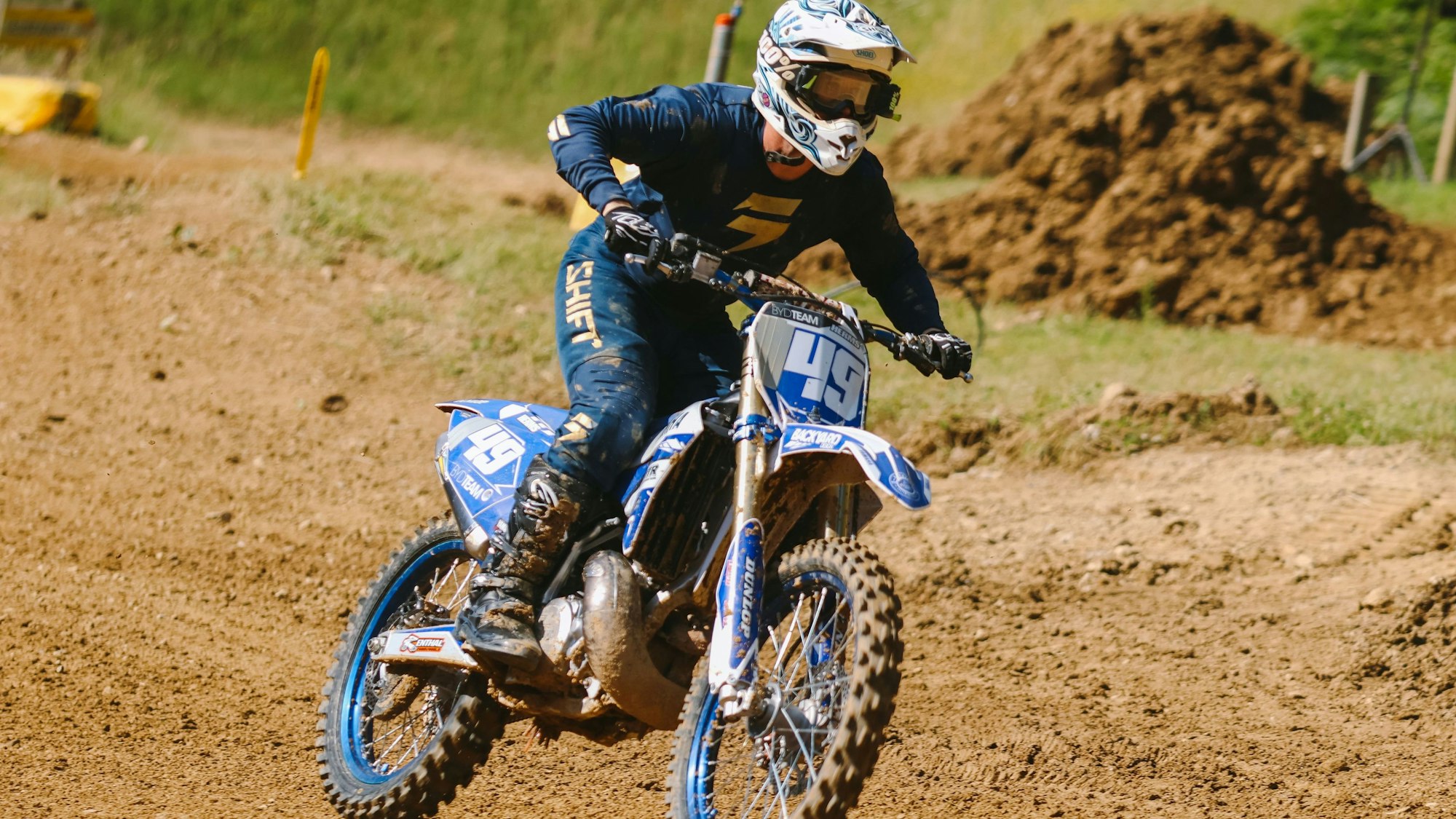 Zu sehen ist ein Motocross-Fahrer auf der Strecke.