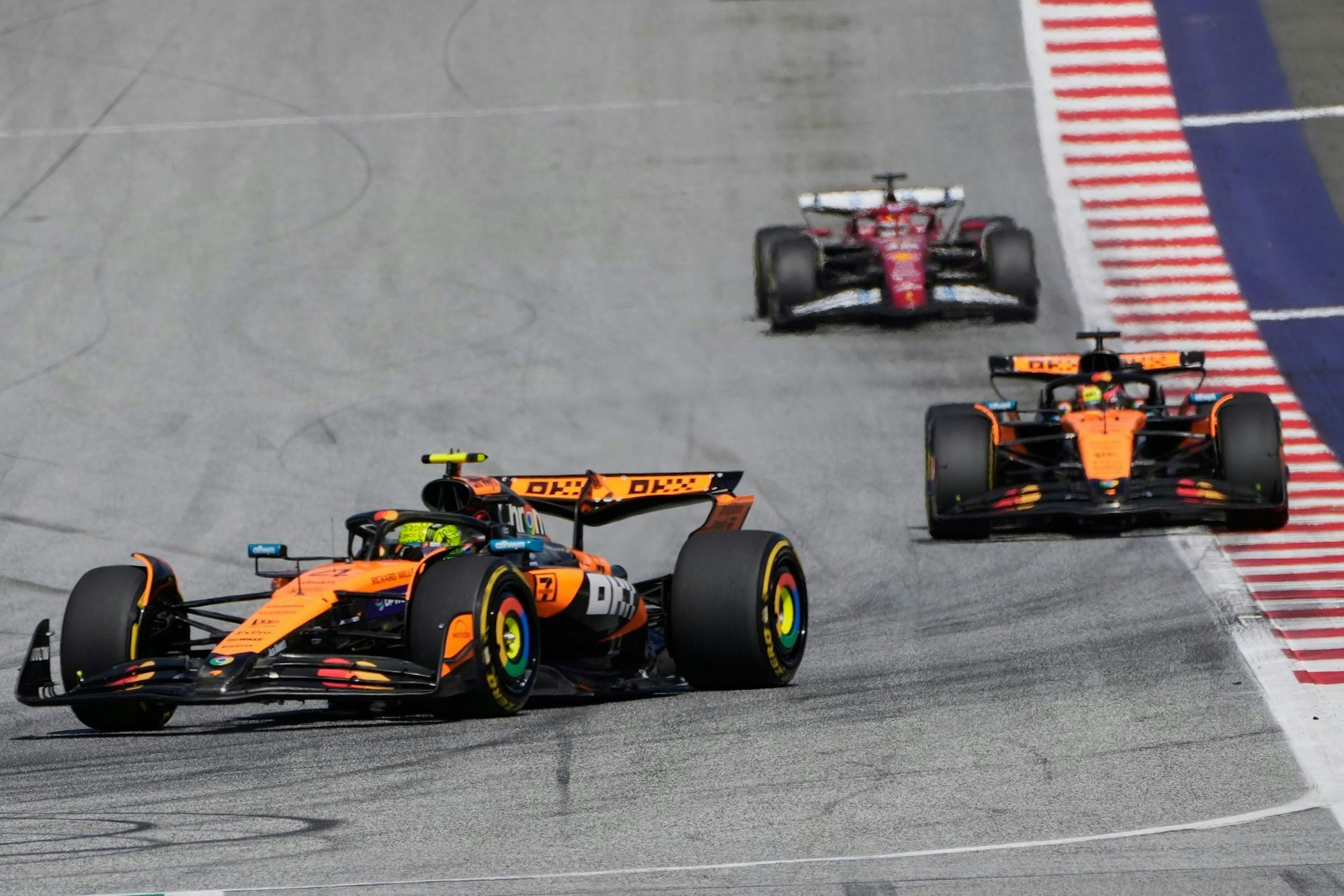 Lando Norris (l) und Oscar Piastri (m) mal wieder an der Spitze.