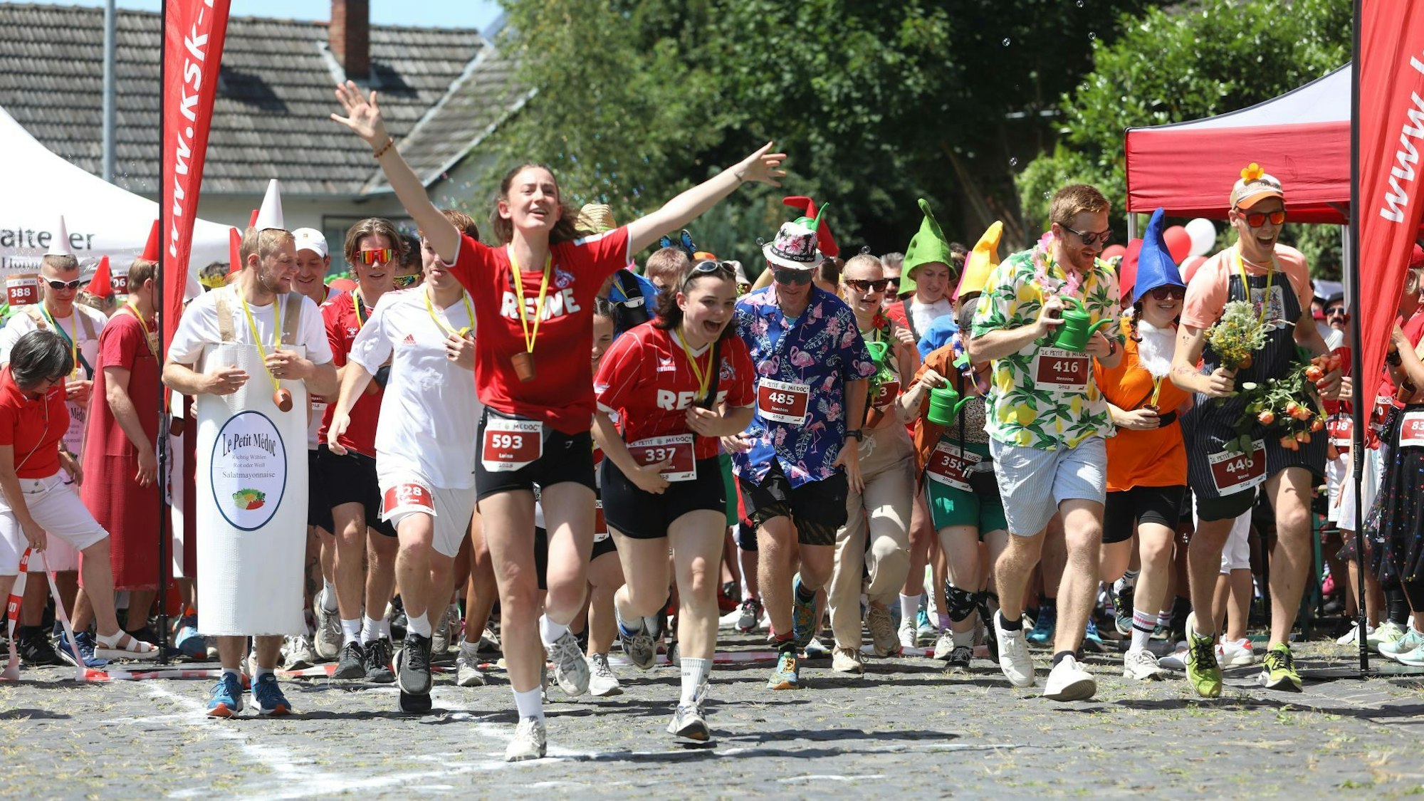 Bunte Kostüme zeigten, dass beim Lauf „Le Petit Médoc“ in Königswinter der Spaß im Vordergrund steht.