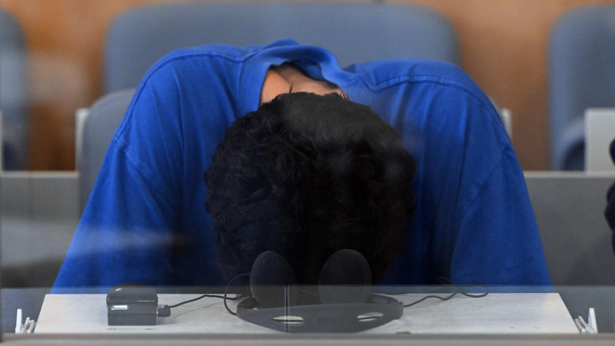 Der Angeklagte im Gerichtssaal des Oberlandesgerichts Düsseldorf: Der Syrer Issa Al Hasan soll drei Menschen erstochen haben.