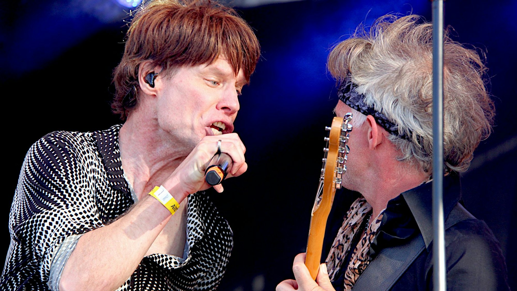 Zwei Musiker einer Rolling-Stones-Coverband beim Auftritt in Kall.