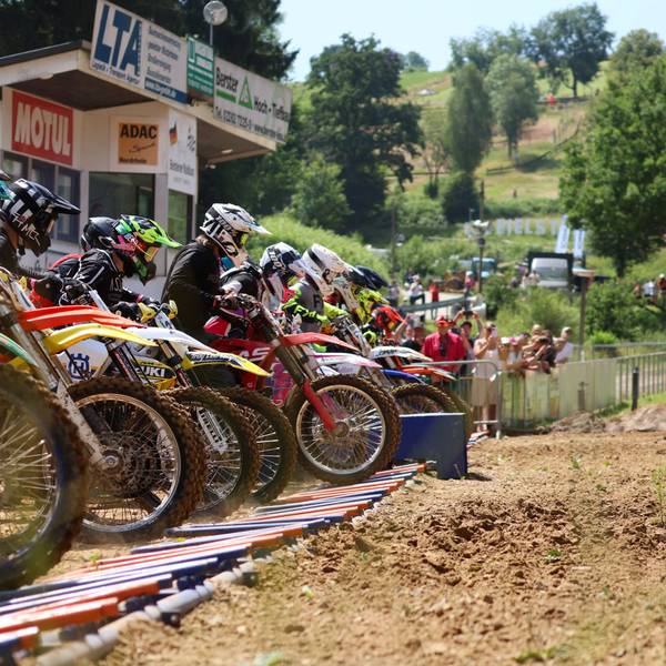 Zu sehen ist der Start eines Motocross-Rennens.