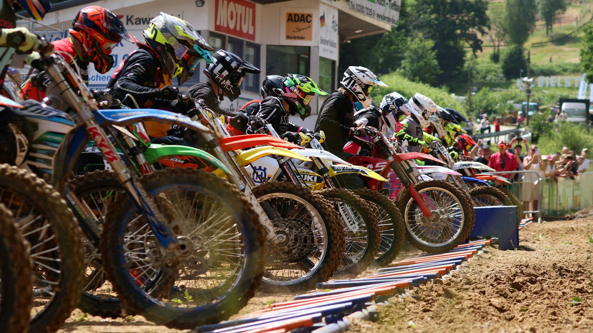 Zu sehen ist der Start eines Motocross-Rennens.