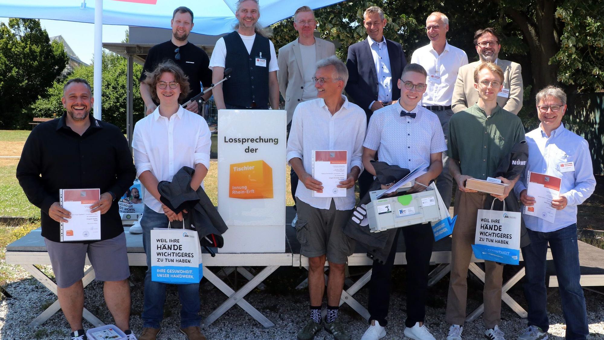 Auf dem Bild sind die Innungsbesten und ihre Chefs und Betreuer zu sehen.