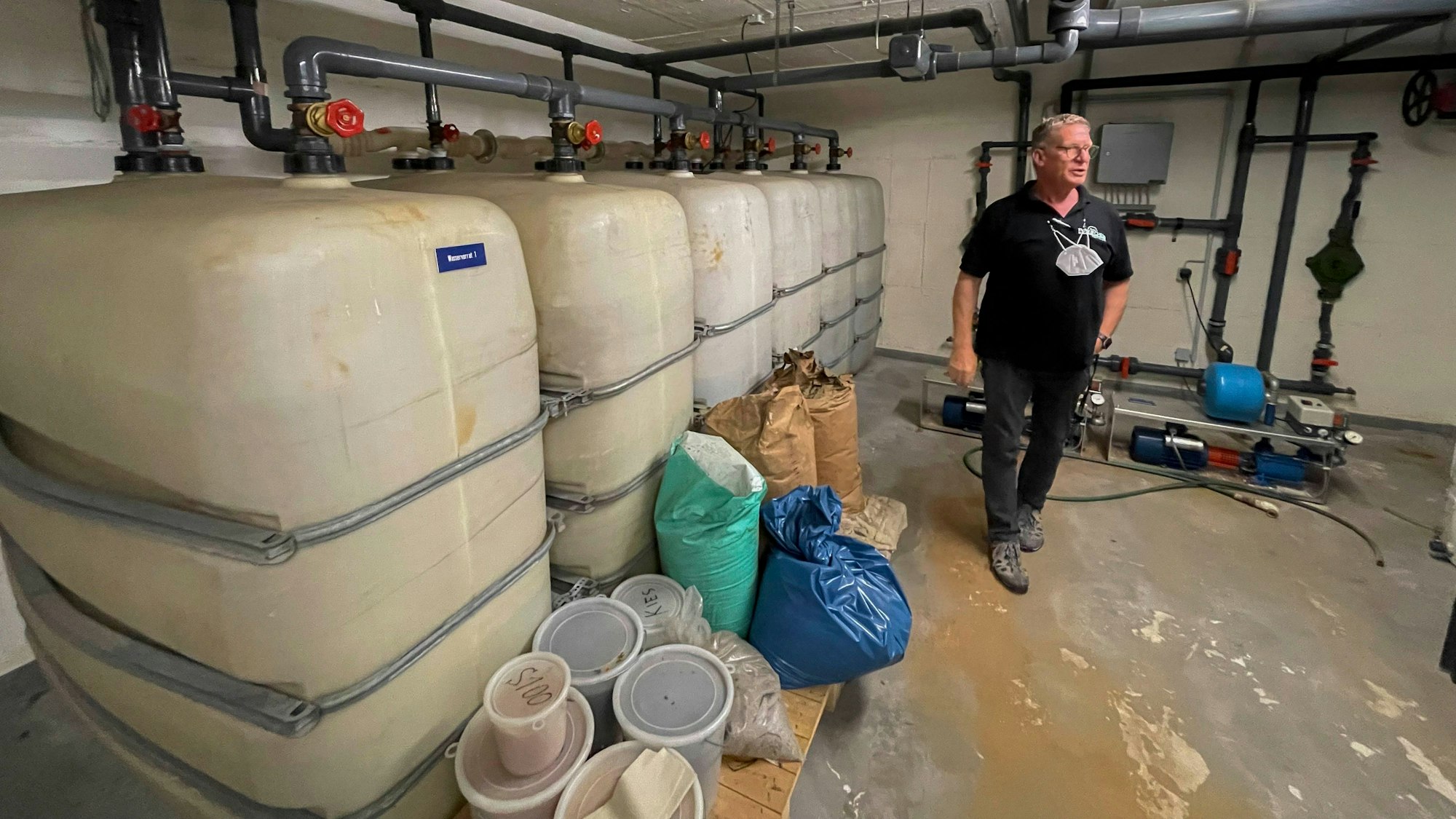 Das Archivfoto zeigt Wilfried Krebs, den ehemaligen Hausmeister, im Bunker unter dem Kreishaus.