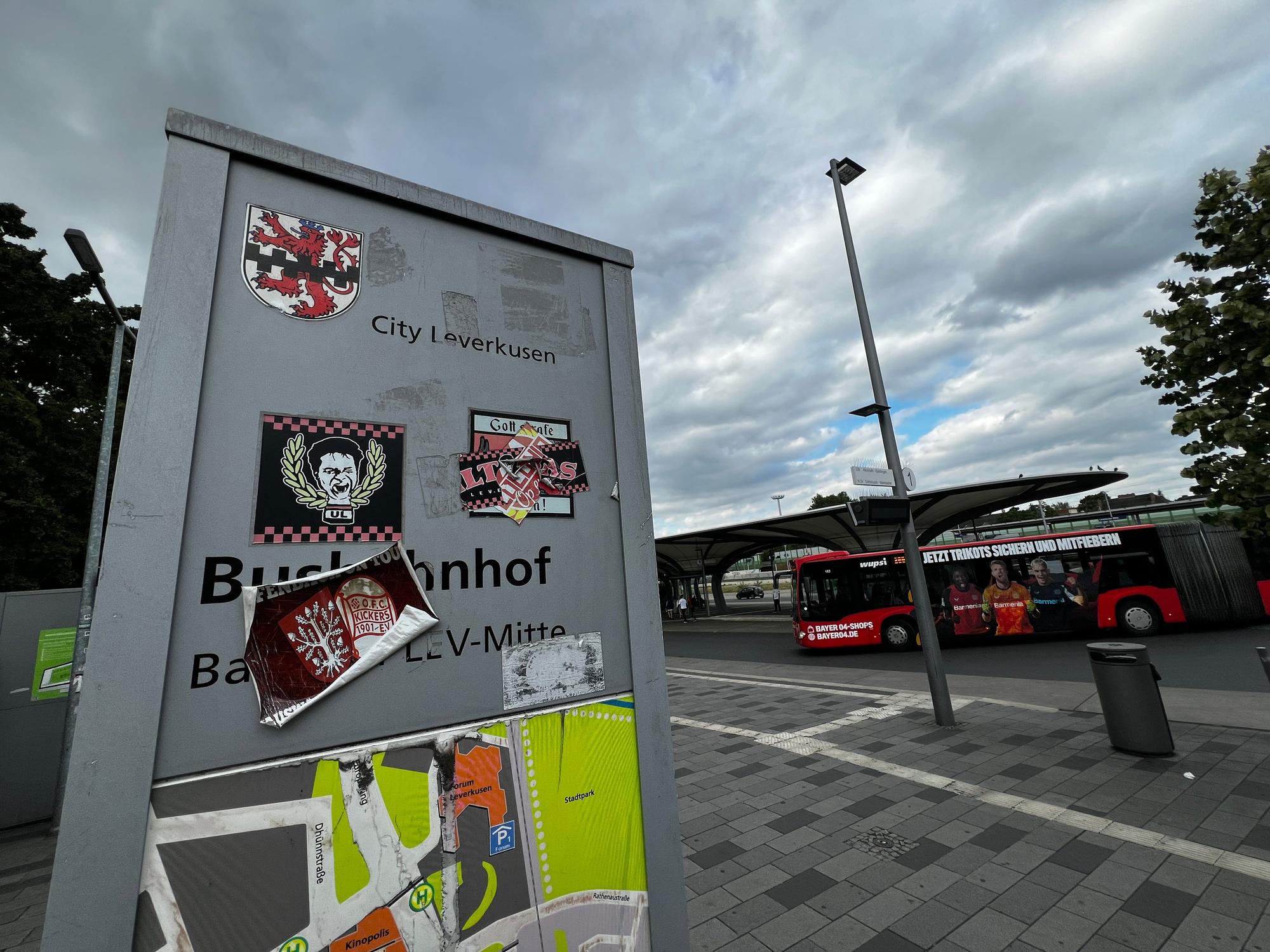 Müll am Busbahnhof in Wiesdorf