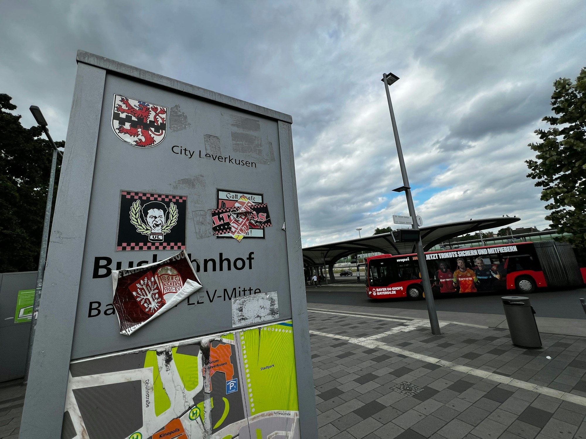 Müll am Busbahnhof in Wiesdorf