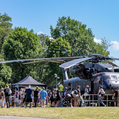 Die Streitkräfte veranstalten den Tag der Bundeswehr in Köln-Wahn, der auch Familien lockte: Die Bundeswehr hat die Nachwuchsgewinnung im Sinn. Bundesweit findet die Aktion an zehn Standorten statt. Hier zu sehen: Kampfhubschrauber CH 53