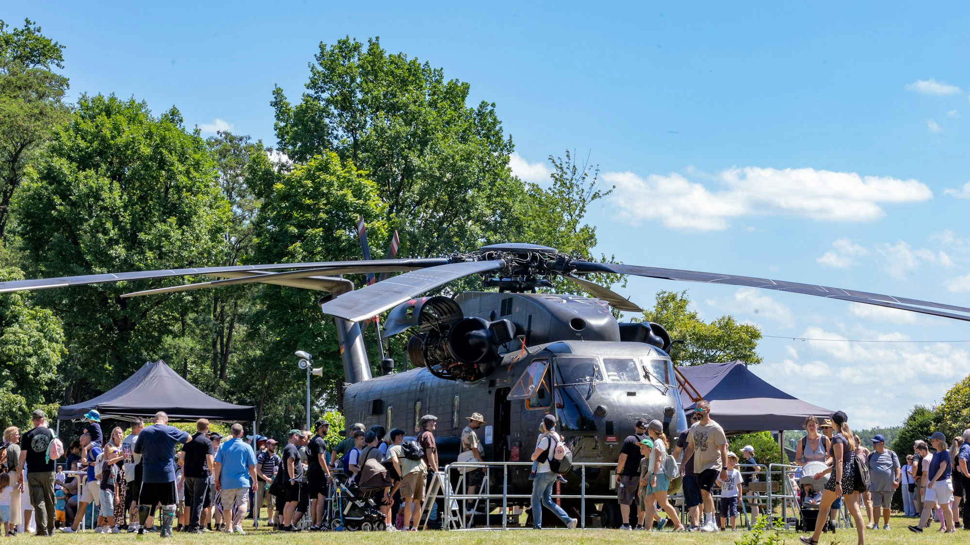 28.06.2025
Köln:
Die Streitkräfte veranstalten den „Tag der Bundeswehr“ in Köln-Wahn. Das Programm sei „für die gesame Famillie“ insbesondere hat die Bundeswehr jedoch die Nachwuchsgewinnung im Sinn. Bundesweit findet die Aktion an zehn Standorten statt.
Kampfhubschrauber CH 53
Foto: Martina Goyert
mgoyert@web.de