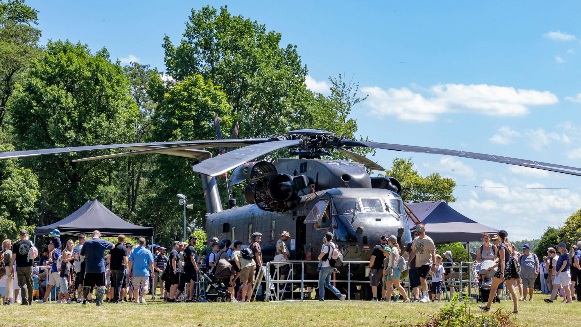 Die Streitkräfte veranstalten den Tag der Bundeswehr in Köln-Wahn, der auch Familien lockte: Die Bundeswehr hat die Nachwuchsgewinnung im Sinn. Bundesweit findet die Aktion an zehn Standorten statt. Hier zu sehen: Kampfhubschrauber CH 53