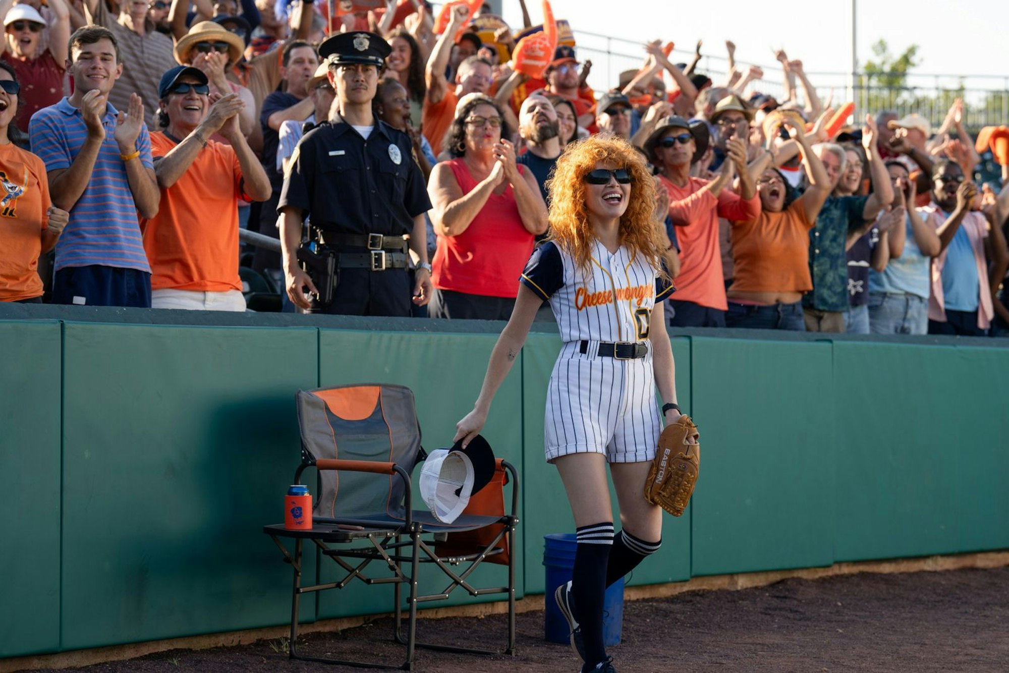 Charlie Cale (Natasha Lyonne) ist in einer der neuen „Poker Face“-Folgen auch mal bei der amerikanischsten aller amerikanischen Sportarten gelandet: dem Baseball. (Bild: © Peacock TV LLC. Poker Face © MRC II Distribution Company, L.P. All rights reserved.)