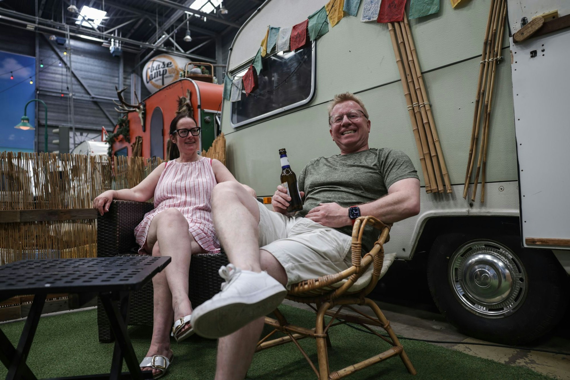 Die englischen Touristen Simon und Anne sind begeistert vom Indoor-Camping in Bonn.