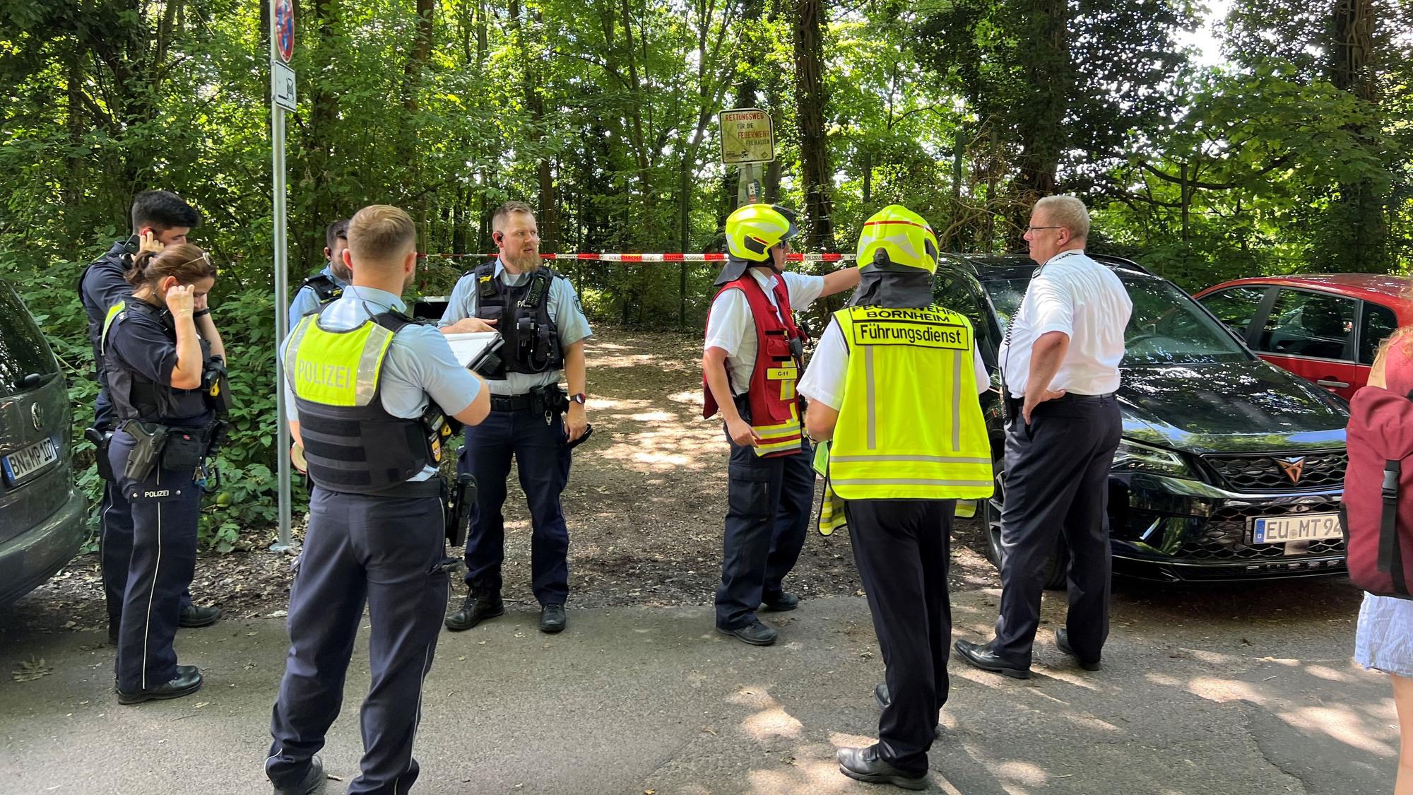 Auf dem Bild sind Rettungskräfte im Einsatz zu sehen.