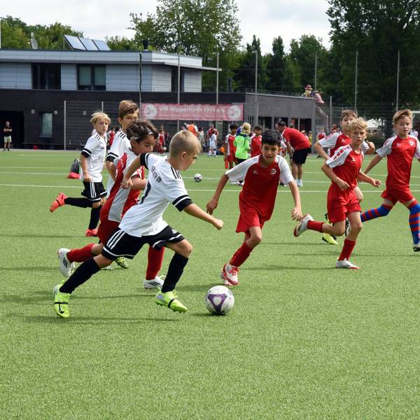 Zum Programm der Hilfsaktion „Gemeinsam für Luca“ auf dem Stadiongelände des VfR Wipperfürth an den Ohler Wiesen gehörten Spielen der Bambini.
