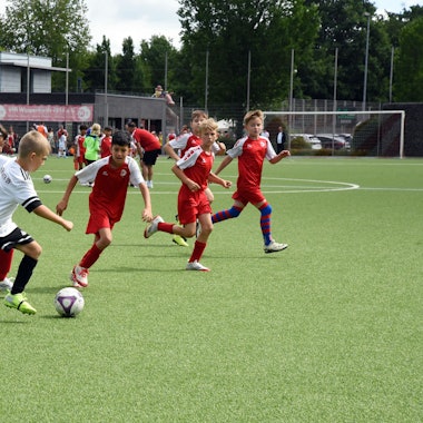 Zum Programm der Hilfsaktion „Gemeinsam für Luca“ auf dem Stadiongelände des VfR Wipperfürth an den Ohler Wiesen gehörten Spielen der Bambini.
