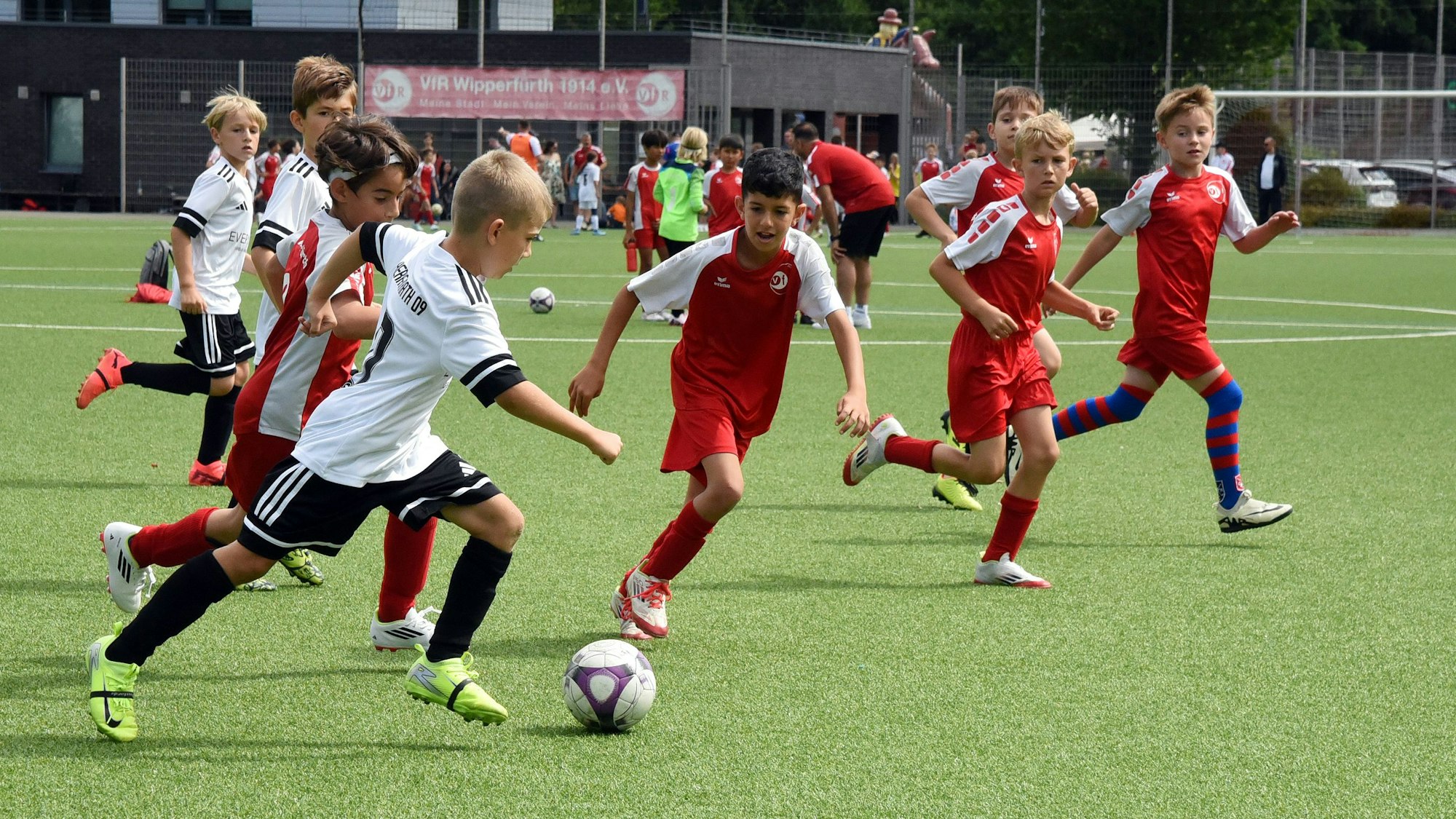 Zum Programm der Hilfsaktion „Gemeinsam für Luca“ auf dem Stadiongelände des VfR Wipperfürth an den Ohler Wiesen gehörten Spielen der Bambini.