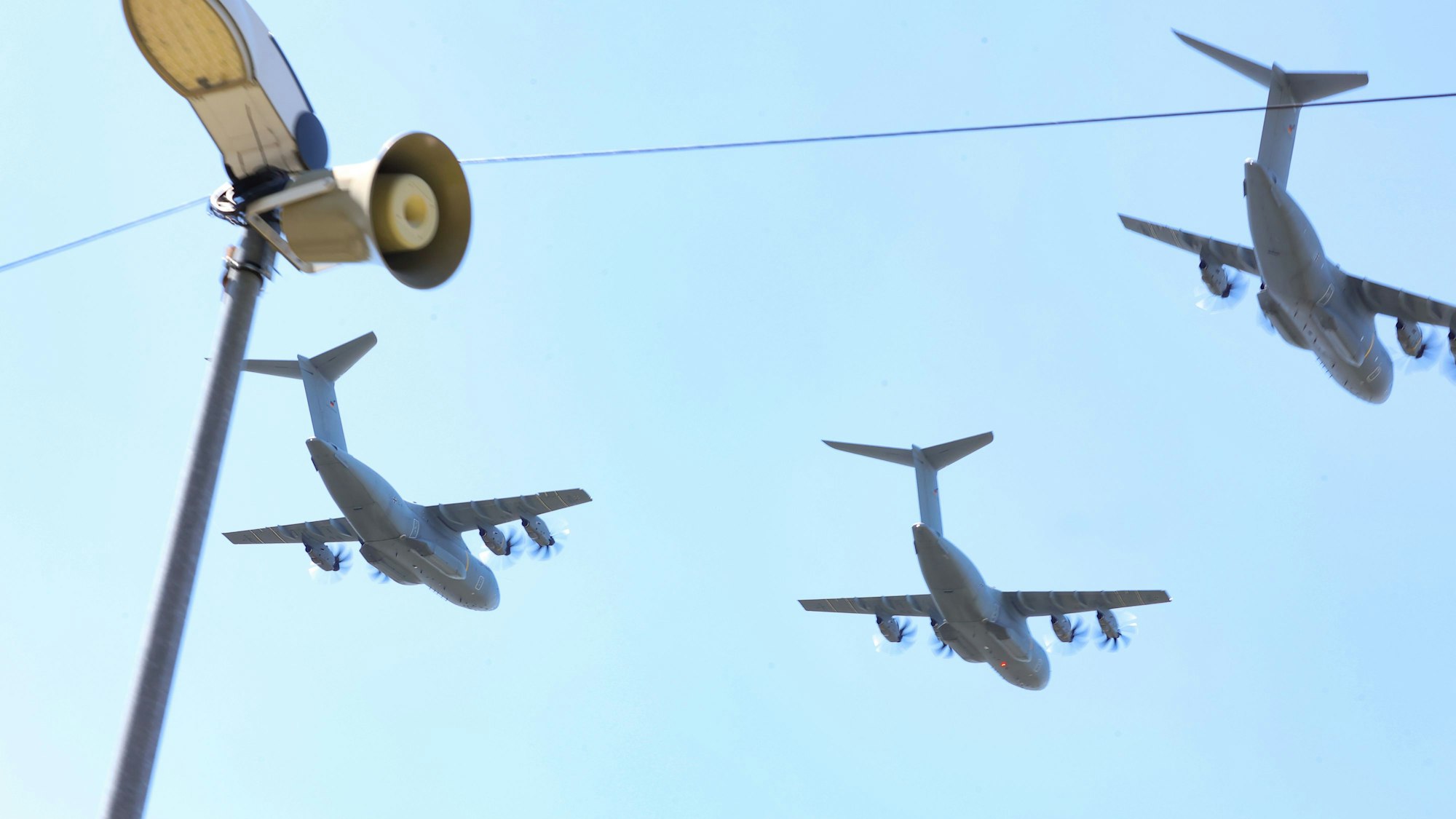 Hier zu sehen: A 440 M Transportflugzeuge fliegen über das Gelände Foto: Martina Goyert