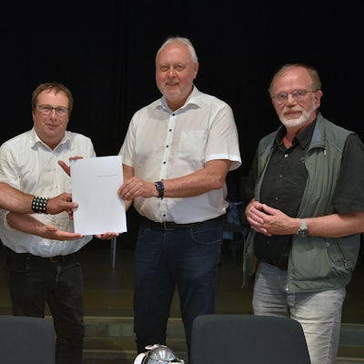 Stefan Voigt, Bürgermeister Karthaus und Ulrich Pahlke übergeben NRW-Umweltminister Oliver Krischer den Antrag zur Ausweisung als Nationales Naturmonument.