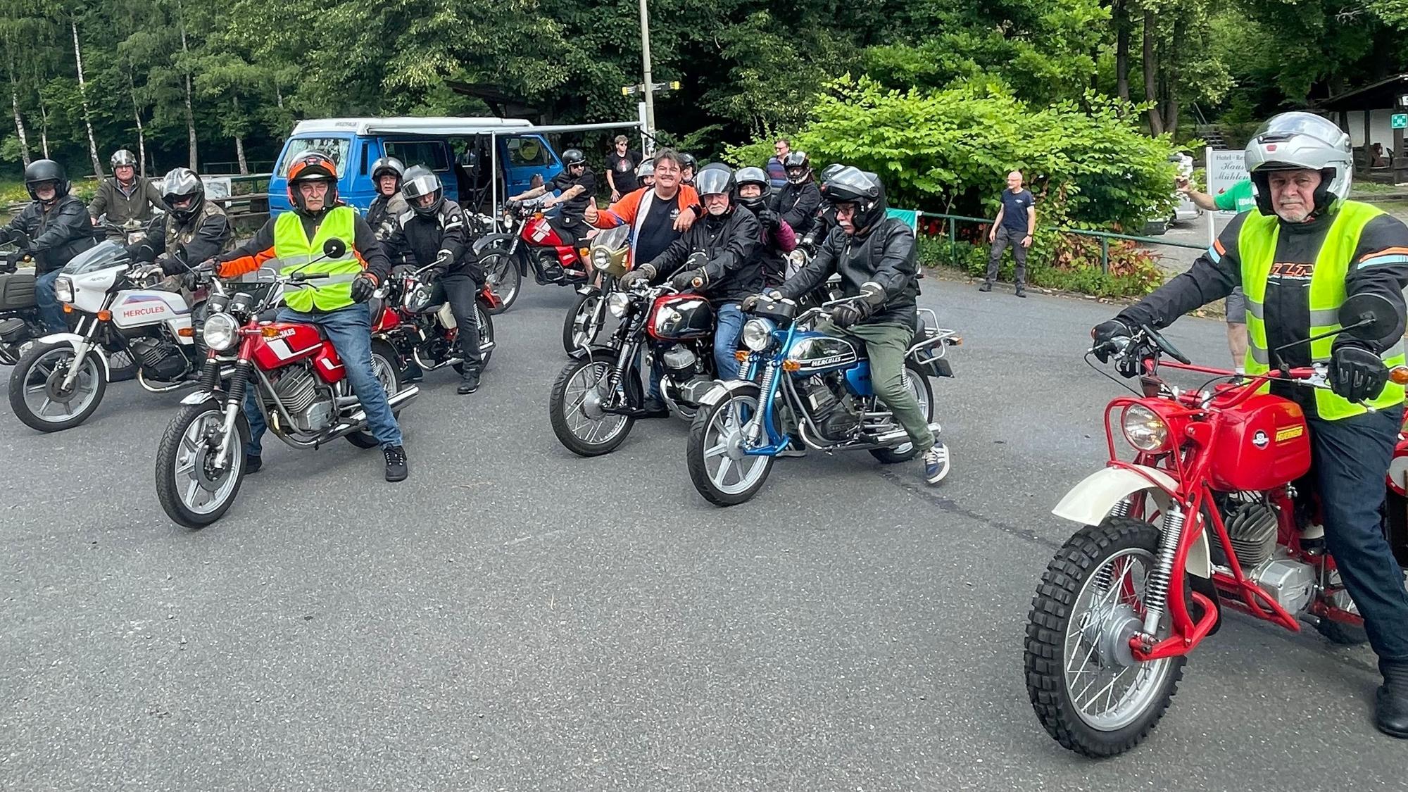 Rund 100 begeisterte Hercules-Fahrer waren zu ihrem Jahrestreffen in den Waldbröler Weiler Vierbuchermühle gefahren – manche sogar auf dem Moped.
