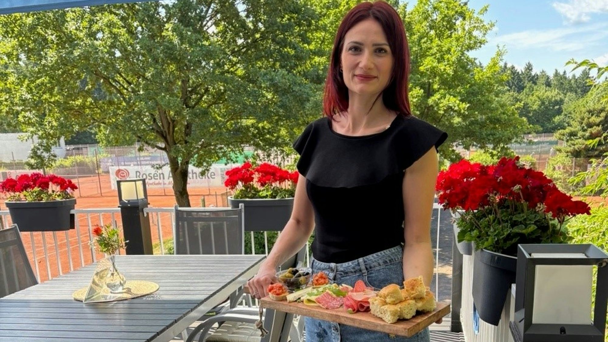 Blick auf die Terrasse, Antoniya Dick serviert eine Aperitivo-Platte.