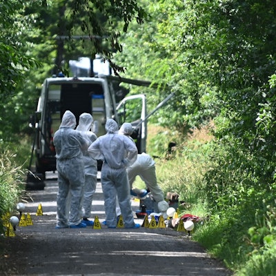 Dorsten-Holsterhausen: Ermittler stehen auf einem Weg. Eine Spaziergängerin hat am frühen Sonntagmorgen (29. Juni) gegen 6 Uhr eine leblose Frau am Waldfriedhof gemeldet. Da es laut Polizeiangaben Hinweise auf Gewalteinwirkung gibt, wurde eine Mordkommission eingerichtet.