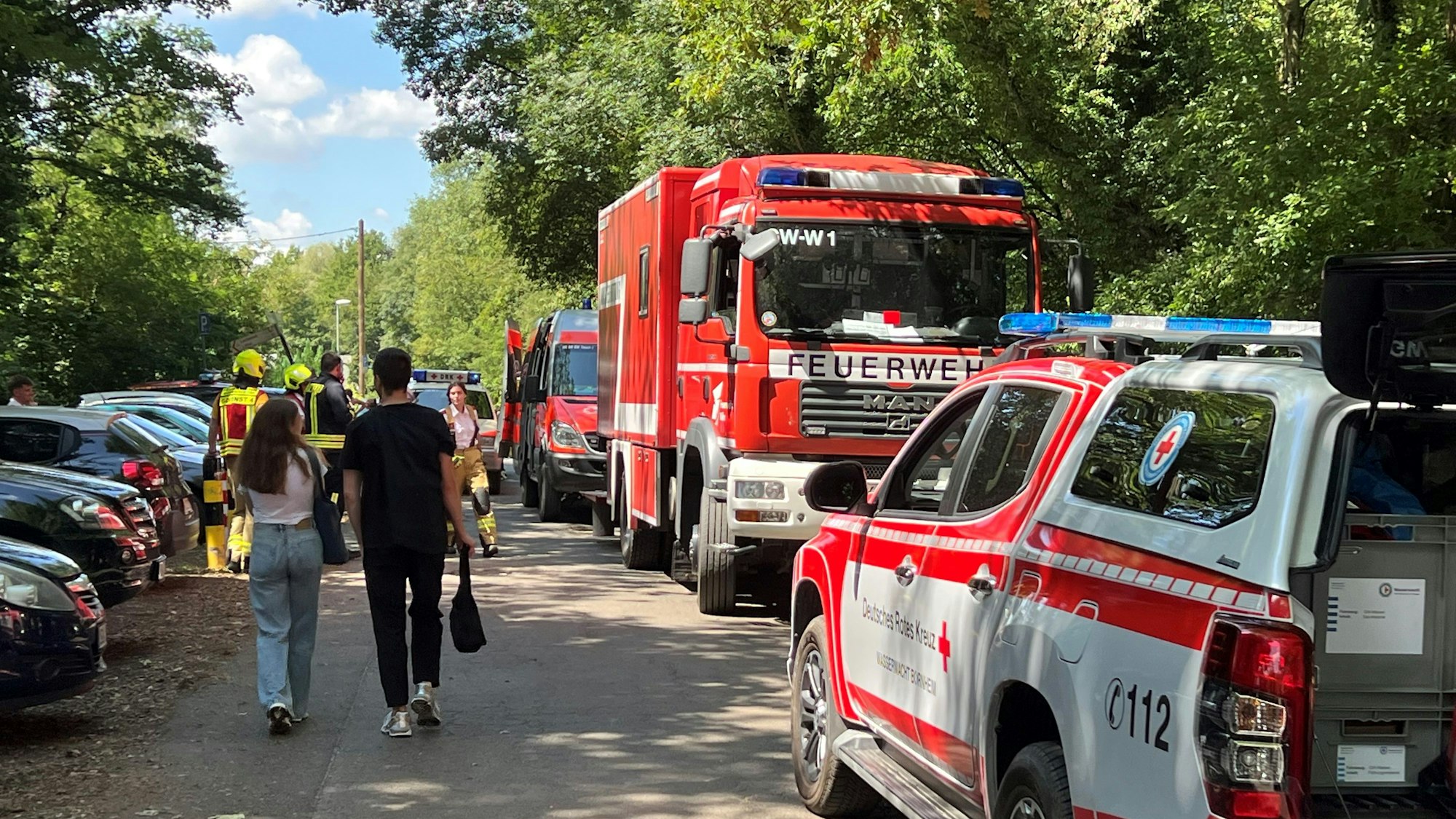 Auf dem Bild sind Einsatzfahrzeuge zu sehen.