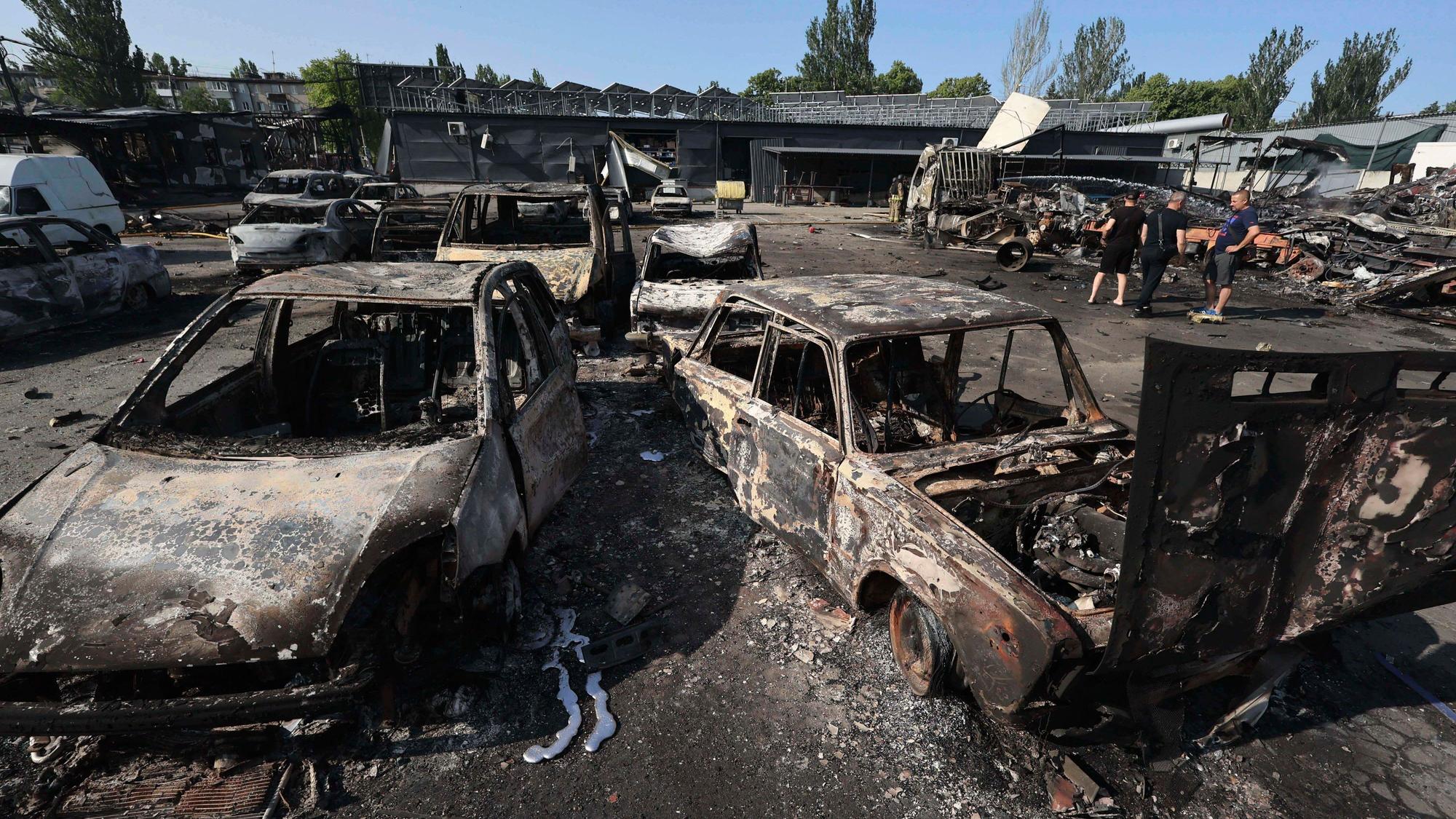 In Saporischschja stehen durch einen russischen Drohnenangriff zerstörte Autos.