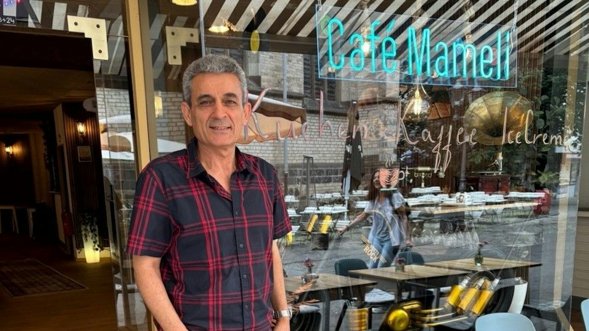 Abdolbaghi Mameli vor seinem neuen Café.