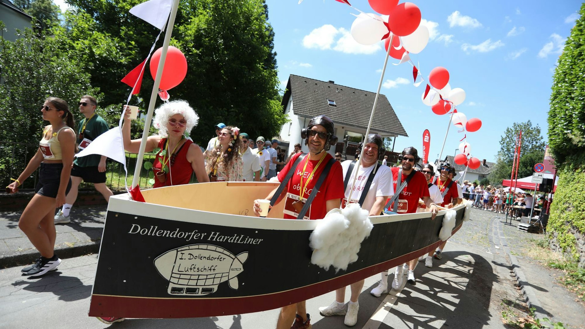 Im Boot trat diese Truppe zum Wettbewerb „Le Petit Médoc“ in Königswinter an.