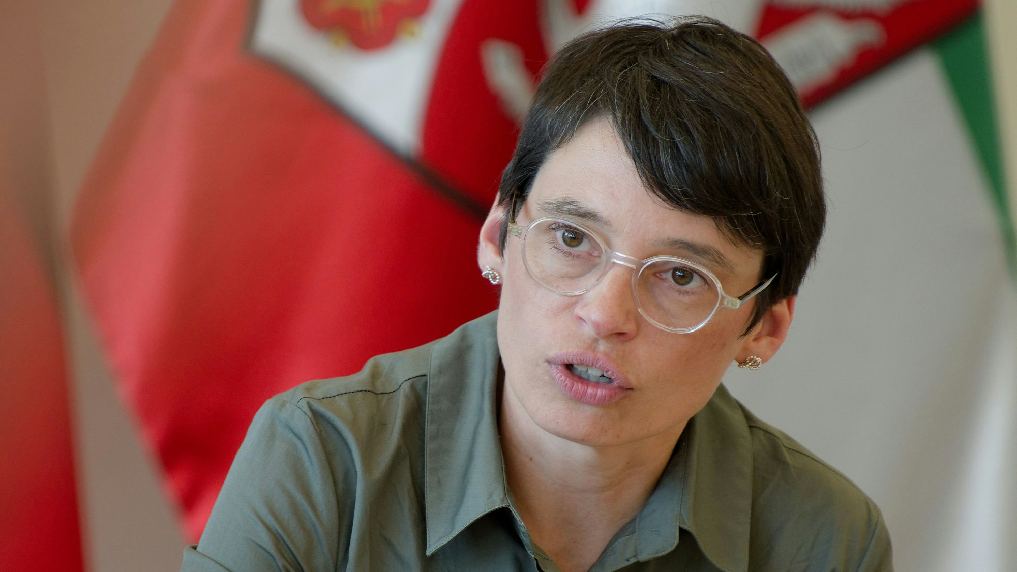 Josefine Paul, Ministerin für Kinder, Jugend, Familie, Gleichstellung, Flucht und Integration (Grüne), ist wegen ihrer Kommunikationspolitik nach dem Solingen-Anschlag unter Druck geraten.