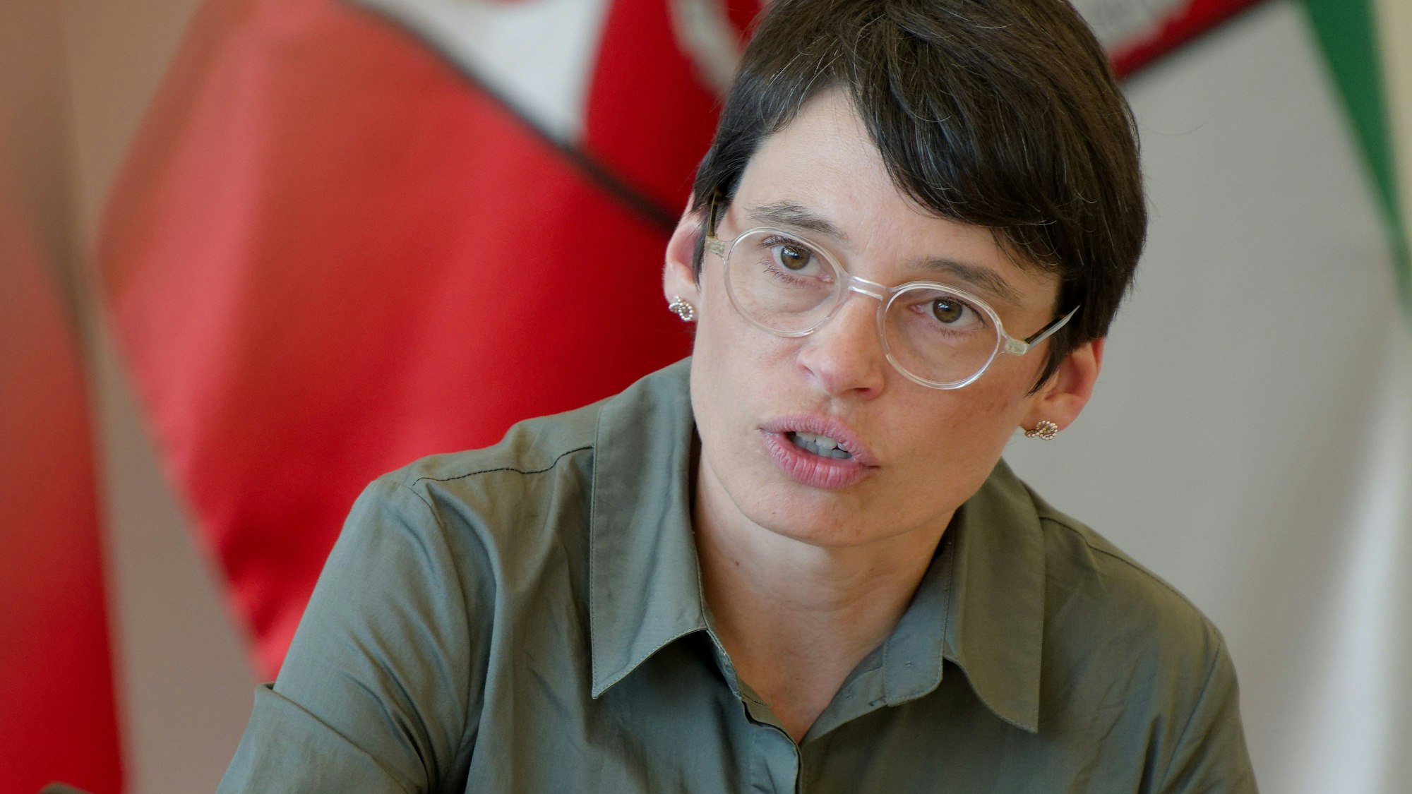 24.06.2025, Nordrhein-Westfalen, Düsseldorf: Josefine Paul, Ministerin für Kinder, Jugend, Familie, Gleichstellung, Flucht und Integration (Grüne), spricht bei einem Pressegespräch zum Umsetzungsstand eines Maßnahmenpakets zu Sicherheit, Migration und Prävention.