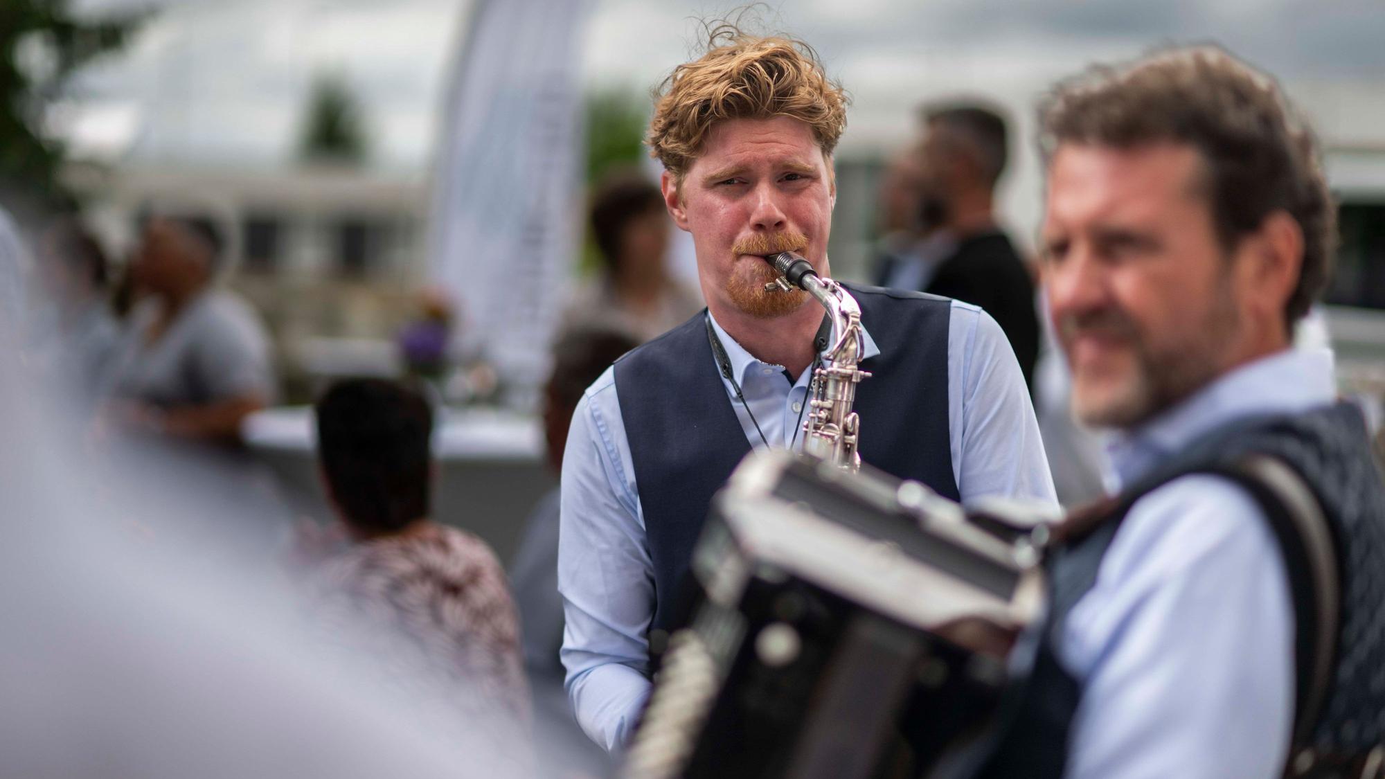 Ein Saxophonist und ein Akkordeonspieler spielen auf ihren Instrumenten.