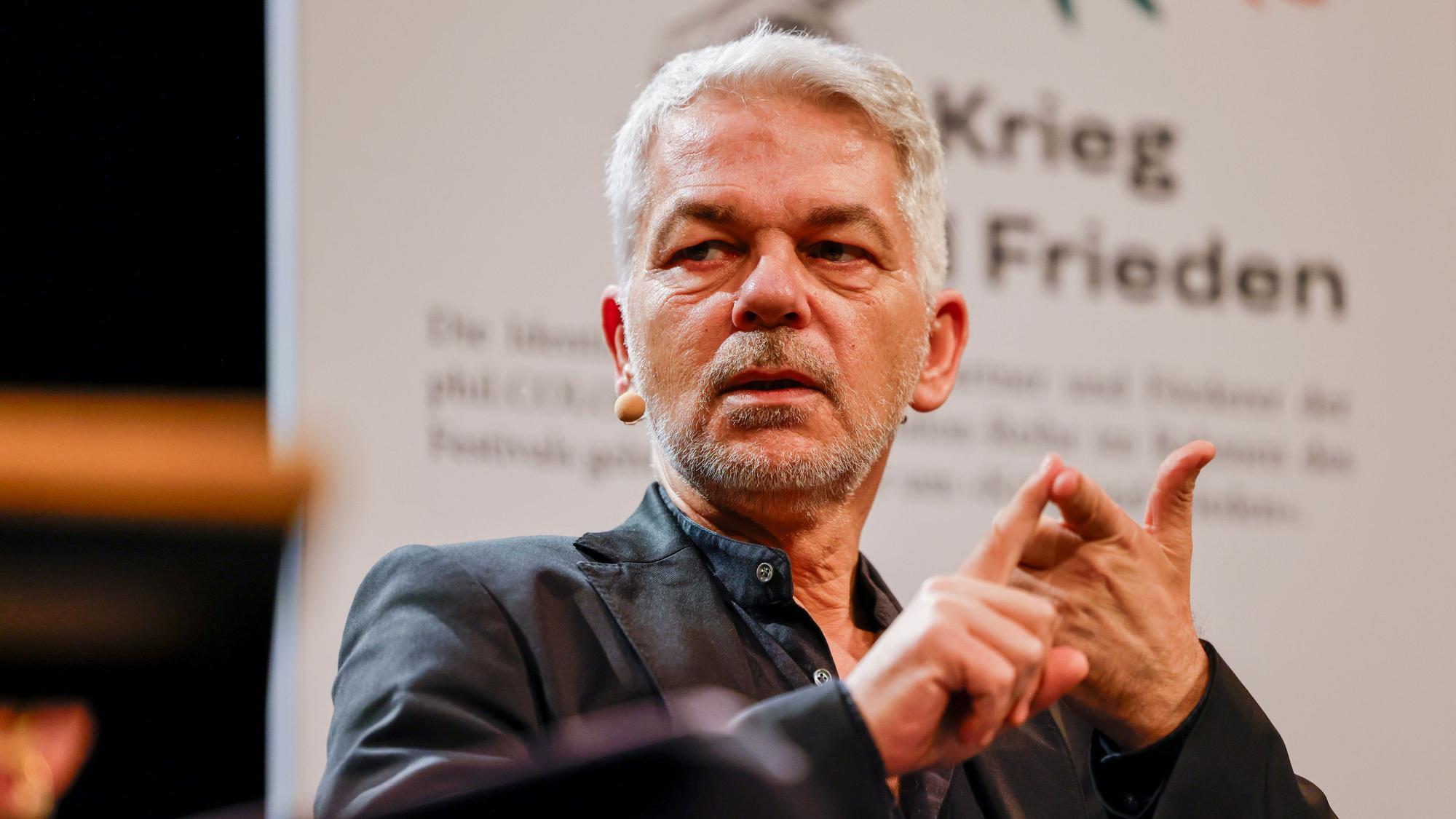 Carlo Masala sitzt im Rahmen des Internationalen Philosophiefestivals Phil.Cologne im WDR Funkhaus auf der Bühne.