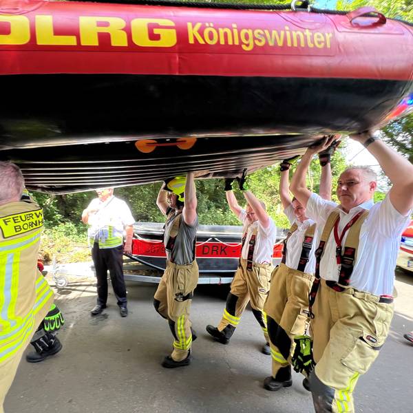 Auf dem Bild sind Rettungskräfte im Einsatz zu sehen.