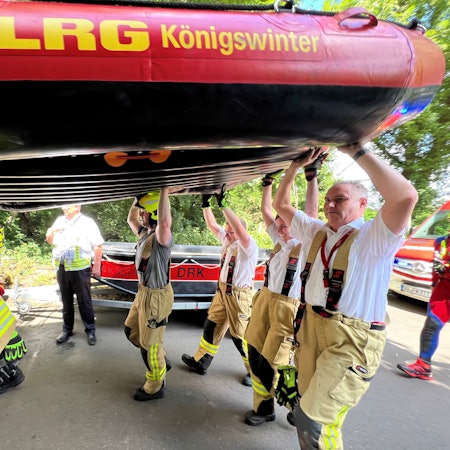 Auf dem Bild sind Rettungskräfte im Einsatz zu sehen.