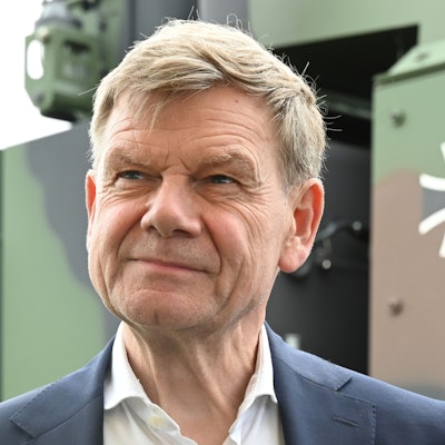 Johann Wadephul (CDU), Außenminister, steht auf dem Luftwaffenstützpunkt der Bundeswehr.