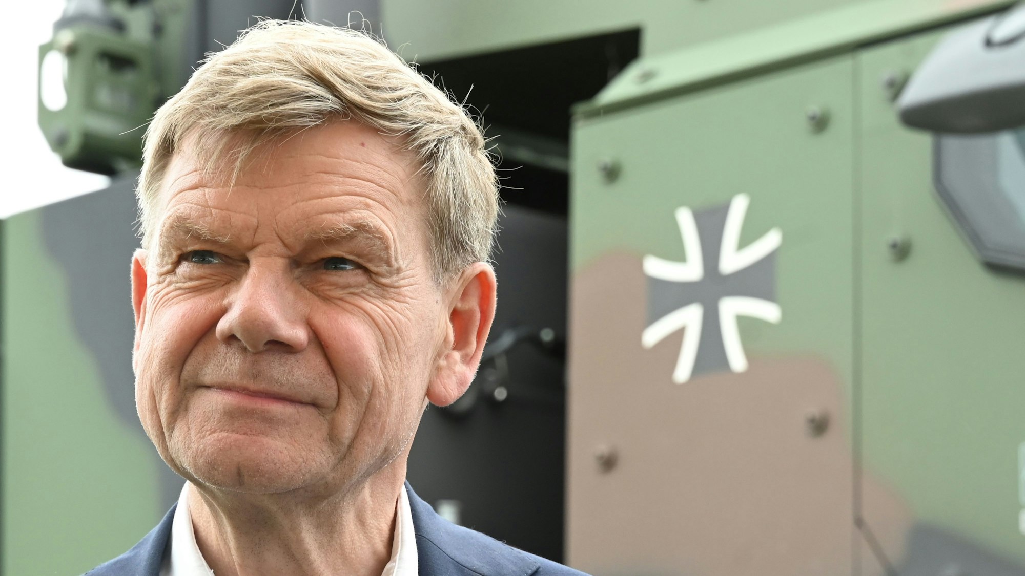 Johann Wadephul (CDU), Außenminister, steht auf dem Luftwaffenstützpunkt der Bundeswehr.