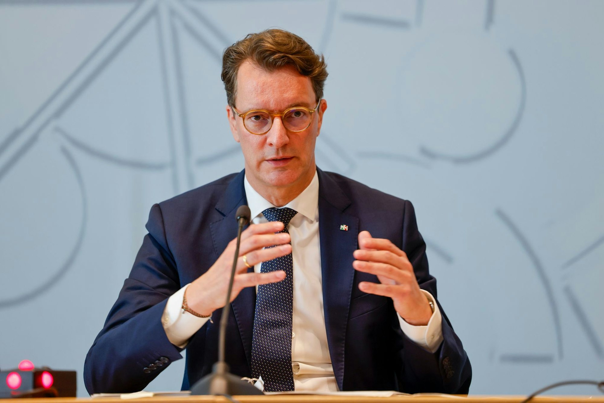 NRW-Ministerpräsident Hendrik Wüst (CDU) will mit 12 Unternehmenschefs die Interessen Nordrhein-Westfalens in der EU unterstreichen.