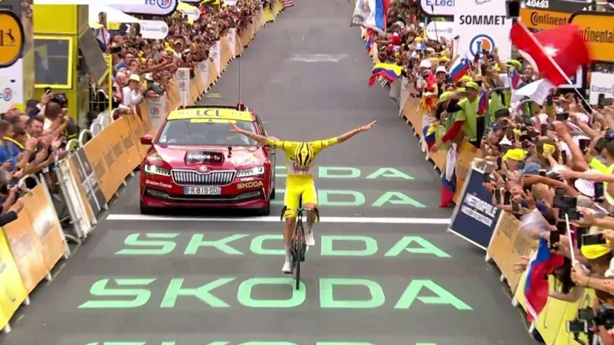 „Dominator“ Tadej Pogačar freut sich über einen Etappensieg bei der Tour de France 2024. Wird es in diesem Jahr schwer(er) für ihn, den Tour-Titel zu holen? (Bild: Eurosport)