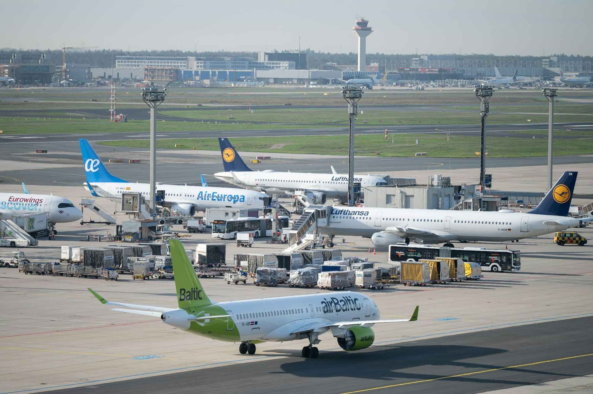 Jets von Lufthansa und AirBaltic auf dem Flughafen Frankfurt.