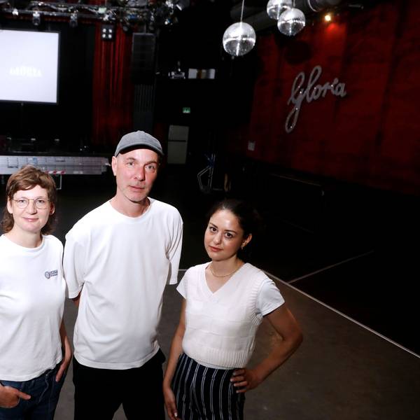 26.06.2025, Köln: Claudia Wedell, Tobias Thomas und Rojan-Lynn Frey (v.l.) im Gloria, auf der Bühne im Konzertsaal