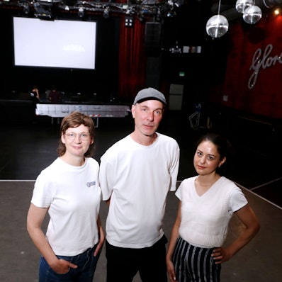 26.06.2025, Köln: Claudia Wedell, Tobias Thomas und Rojan-Lynn Frey (v.l.) im Gloria, auf der Bühne im Konzertsaal