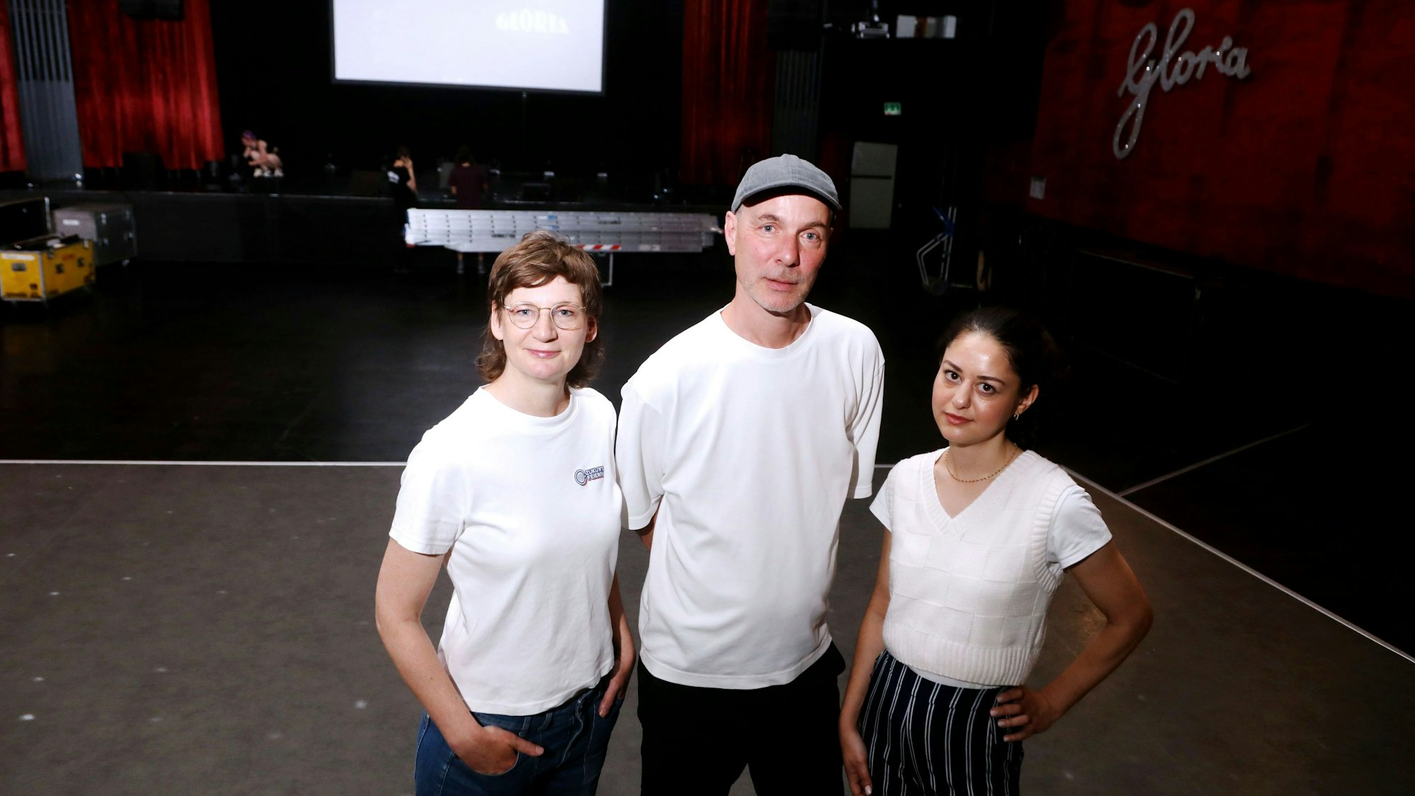 26.06.2025, Köln: Claudia Wedell, Tobias Thomas und Rojan-Lynn Frey (v.l.) im Gloria, auf der Bühne im Konzertsaal